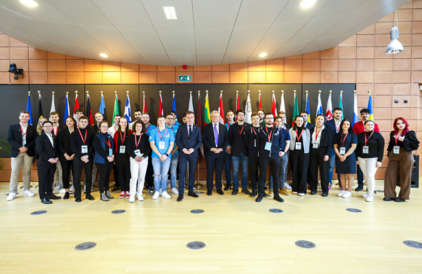 與冠軍“零距離”，遠(yuǎn)鑄智能在歐盟委員會(huì)總部展露風(fēng)采